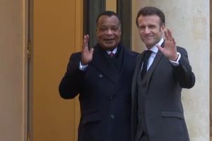 Denis Sassou Nguesso et Emmanuel Macron, sur le perron de l’Élysée, lors de la visite en France du président congolais, le 22 décembre 2022. © DR