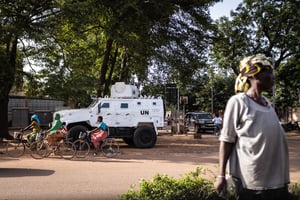 Un véhicule blindé des Nations unies, dans les rues de Ouagadougou, le 3 octobre 2022 au lendemain du putsch contre Damiba. © OLYMPIA DE MAISMONT / AFP