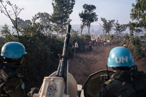 Des soldats bangladais de la Mission des Nations Unies en RDC (Monusco) sur le site de déplacés de Rhoo, à 60 kilomètres de Bunia, la capitale provinciale de l’Ituri, 19 décembre 2021. © ALEXIS HUGUET/AFP