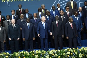 Le président des États-Unis Joe Biden (au c.) entouré des dirigeants et chefs d’État africains lors du sommet Afrique – États-Unis, le 15 décembre 2022 à Washington. © Brendan SMIALOWSKI/AFP.