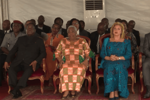 Marie-Thérèse Houphouët-Boigny élevée à la dignité de grand officier dans l’ordre national en octobre 2022, entourée de Madame Ouattara et du président Bédié. © Doc TV RTI via YOUTUBE