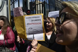 Des employés de la télévision d’État se rassemblent à Alger pour manifester contre la censure, le 15 avril 2019. © RYAD KRAMDI/AFP