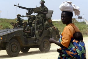 Des soldats des FARDC patrouillent dans la région de Bunia, en Ituri, en 2005 (archives). © Simon Maina / AFP