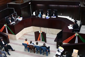 Les quatre accusés de l’attentat de Grand-Bassam présents lors du procès, devant les juges, à Abidjan le 22 décembre 2022. © Sia Kambou/AFP