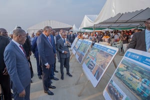 Le Premier ministre, Patrick Achi, a procédé le 23 décembre 2022, à Anyama, à l’inauguration de deux parcelles aménagées de la zone économique industrielle d’Akoupé-Zeudji PK24. © Primature Côte d’Ivoire