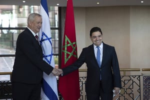 Le ministre israëlien de la Défense, Benny Gantz (à g.), reçu par le ministre marocain des Affaires étrangères, Nasser Bourita, à Rabat, le 24 novembre 2021. Israeli Defence Minister Benny Gantz, left, is welcomed by Morocco’s Foreign Minister Nasser Bourita, right, in Rabat, Morocco, Wednesday, Nov. 24, 2021. Israel and Morocco signed a landmark agreement Wednesday that lays the foundation for security cooperation, intelligence sharing, and future arms sales. 
© Mosa’ab Elshamy/AP/SIPA