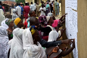 Des électeurs nigérians se pressent devant les listes électorales, lors du scrutin pour les gouverneurs, dans l’Etat d’Osun, en juillet 2022. © Pius Utomi EKPEI / AFP