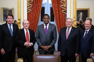Le président de la Zambie, Hakainde Hichilema, avec les membres de la Commission des affaires étrangères du Sénat américain, avant une réunion à Washington, le 13 décembre 2022. © Graeme Sloan/Sipa USA/SIPA
