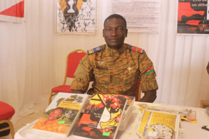 S’il est réputé pour son appétence au combat, le fougueux Emmanuel Zoungrana aime aussi cultiver l’image d’un militaire à la tête bien faite, qui écrit des romans sur son temps libre. © DR