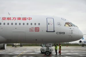Un C919 de la COMAC, le premier grand avion de transport de passagers produit en Chine, le 8 décembre 2022, avant sa remise officielle à China Eastern Airlines à Shanghai. © AFP