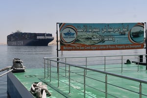 Sur la rive du canal de Suez, à Ismailiya, dans le nord-est de l’Égypte, le 27 mai 2021. © Ahmad HASSAN/AFP