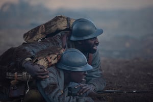 Dans « Tirailleurs », Omar Sy incarne Bakary Diallo, qui s’est engagé dans l’armée française pour protéger son fils, lui aussi soldat. © Gaumont Distribution.