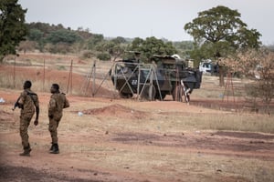 Des militaires burkinabè patrouillent  à Kaya, dans le nord du Burkina Faso, le 20 novembre 2021. © OLYMPIA DE MAISMONT / AFP