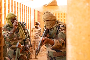 Un instructeur militaire des Forces armées maliennes (Fama) instruit au combat des soldats maliens. © Frédéric Pétry / Hans Lucas via AFP.