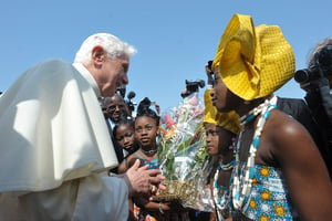 Lors de la cérémonie de bienvenue pour le pape Benoît XVI à l’aéroport international Cardinal-Bernardin-Gantin, à Cotonou, le 18 novembre 2011. © Osservatore Romano/AFP