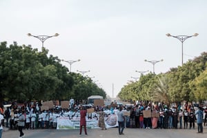 Des membres du groupe d’activistes environnementaux Vacances Vertes participent à une marche à Dakar, le 29 octobre 2022. © Photo by GUY PETERSON / AFP