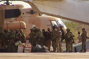 Cette photo non datée distribuée par l’armée française montre des mercenaires russes montant à bord d’un hélicoptère dans le nord du Mali. © AP/SIPA