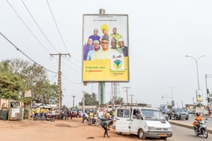 Une affiche de campagne de l’Union progressiste, parti de la majorité, à Cotonou à la veille des législatives du 8 janvier 2022 au Bénin. © Yanick Folly / AFP