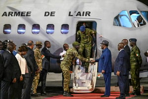 Le président ivoirien Alassane Ouattara accueille les 46 soldats de retour du Mali, le 7 janvier 2023. © Sia KAMBOU / AFP