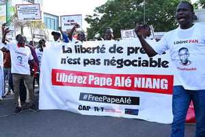 Des journalistes sénégalais lors d’une marche pour la libération de leur collègue Pape Alé Niang, à Dakar, le 18 novembre 2022. © Photo by SEYLLOU / AFP