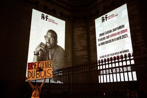 Projection du portrait d’Olivier Dubois lors d’une manifestation de soutien organisée par Reporters sans frontières (RSF), le 3 juillet 2022 à Paris, sur le Panthéon. © Amaury Blin / Hans Lucas / Hans Lucas via AFP.