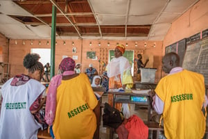Dans un bureau de vote de Cotonou, lors des législatives du 8 janvier 2022. © Yanick Folly / AFP