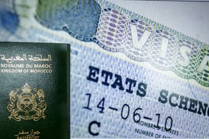 Un passeport marocain et un visa Schengen. Photo d’illustration. © Fadel Senna / AFP