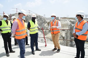 Visite du DG de la Compagnie ivoirienne d’électricité (CIE), Ahmadou Bakayoko (centre g.), à la future centrale de Singrobo, en février 2022. © CIE