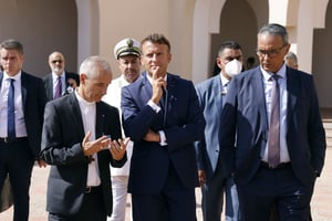 Le président français Emmanuel Macron avec Kamel Daoud (à dr.), à Oran, le 27 août 2022. © Ludovic MARIN/AFP