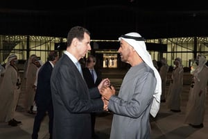 Bachar al-Assad, le président syrien (à g.), accueilli par Cheikh Mohammed ben Zayed Al Nahyan, le prince héritier des Émirats Arabes Unis, à Abou Dhabi, le 18 mars 2022. © Syrian Presidency/AFP