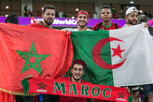 Des supporteurs marocains et algériens célèbrent ensemble la qualification historique de l’équipe marocaine en demi-finale de la Coupe du monde de football 2022 au Qatar, à l’issue des quarts de finale Maroc-Portugal, le 10 décembre à Doha. © Adil Benayache / SIPA