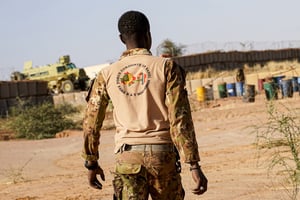 Soldat malien de la force conjointe du G5 Sahel, à Boulikessi, au Burkina. Soldat malien (de dos) de la force conjointe du G5 Sahel appartenant au bataillon FAMa (Forces Armees Maliennes) stationne a Boulikessi.
© Frederic Petry/Hans Lucas via AFP