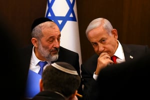 Le Premier ministre israélien Benyamin Netanyahou à côté du ministre de l’Intérieur et de la Santé Arié Dery à Jérusalem, le 8 janvier 2023. © RONEN ZVULUN / POOL / AFP