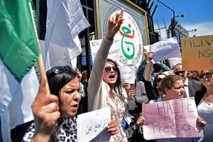 Manifestation de journalistes de la télévision nationale contre la censure à Alger, le 15 avril 2019. © RYAD KRAMDI / AFP.