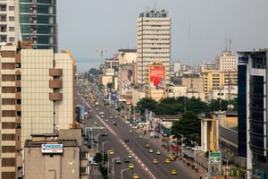 Le siège de la BCDC, situé sur le boulevard du 30 Juin, principale artère de la commune de la Gombe, à Kinshasa, le 13 mars 2020. © Gwenn Dubourthoumieu pour JA