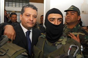 Imed Trabelsi, le neveu de Leila Ben Ali, arrive au palais de justice de Tunis entouré de la sécurité militaire, le 20 avril 2011. © FETHI BELAID / AFP