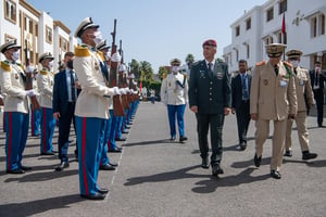 Cette photo publiée par l’armée israélienne montre son chef d’état-major Aviv Kochavi devant les Forces armées royales marocaines (FAR) à Rabat, le 19 juillet 2022. © AFP