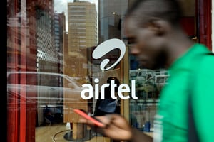Devant une boutique de l’opérateur télécoms Airtel, à Nairobi. © AFP PHOTO/Tony KARUMBA / AFP PHOTO / TONY KARUMBA.