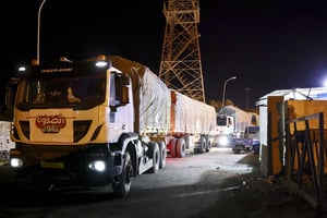 Des camions chargés de produits alimentaires passent la frontière entre la Libye et la Tunisie, à Ras Jedir, le 17 janvier 2023. © Libyan Government of National Unity / via AFP
