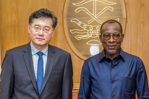 Le président béninois Patrice Talon avec le ministre chinois des Affaires étrangères Qin Gang au Palais de la Marina à Cotonou, le 13 janvier 2023. © Yanick Folly / AFP