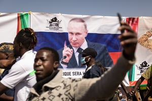 Des posters géants du président russe Vladimir Poutine ont été brandis lors d’une manifestation contre la présence française au Burkina Faso, à Ouagadougou, le 20 janvier 2023. © OLYMPIA DE MAISMONT / AFP