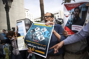 Des manifestants appellent à la libération des journalistes Omar Radi et Souleimane Raissouni, à Rabat, le 25 mai 2021. © Mosa’ab Elshamy/AP/SIPA