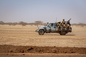Des soldats patrouillent près de Dori, dans le nord du Burkina Faso, le 3 février 2020. © Olympia de Moismont/AFP