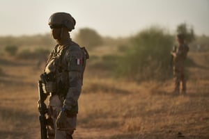 Des soldats des Forces armées françaises au Sahel pendant l’opération Bourgou IV, au nord du Burkina Faso, le 10 novembre 2019. © Michele Cattani / AFP