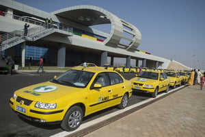 Des taxis attendent les premiers passagers à l’aéroport International Blaise-Diagne (AIBD) en 2017. © Sylvain Cherkaoui / Cosmos