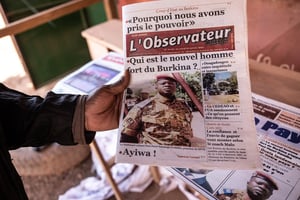 La Une du journal L’Observateur le 25 janvier 2022 après le putsch de Paul-Henri Sandaogo Damiba à Ouagadougou. © OLYMPIA DE MAISMONT/AFP.