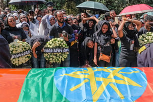 Les proches des victimes se recueillant devant les cercueils des passagers du vol d’Ethiopian Airlines ET302. À Addis-Abeba, le 17 mars 2019. © Jemal Countess / Getty Images via AFP