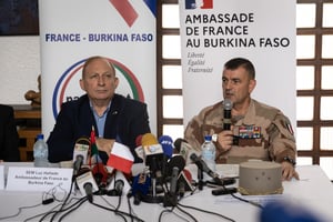 Luc Hallade, ambassadeur de France au Burkina Faso, et le général Laurent Michon, commandant de la force Barkhane à Ouagadougou,  le 21 juillet 2022. © OLYMPIA DE MAISMONT / AFP