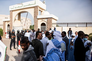 La foule massée devant la Cour criminelle, où s’est ouvert le procès de l’ancien président mauritanien Mohamed Ould Abdelaziz, à Nouakchott, le 25 janvier 2023. © MED LEMIN RAJEL/AFP