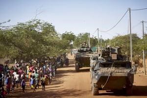 Sur cette photo d’archive prise le 14 novembre 2019, des soldats de l’armée française patrouillent dans le village de Gorom Gorom à bord de véhicules blindés de transport de troupes lors de l’opération Barkhane dans le nord du Burkina Faso. © MICHELE CATTANI/AFP